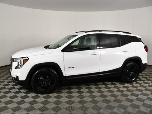 Used 2024 GMC Terrain AT4 AWD/4WD image 9