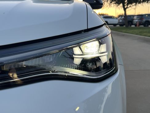 Certified 2025 Volkswagen Taos SE image 6