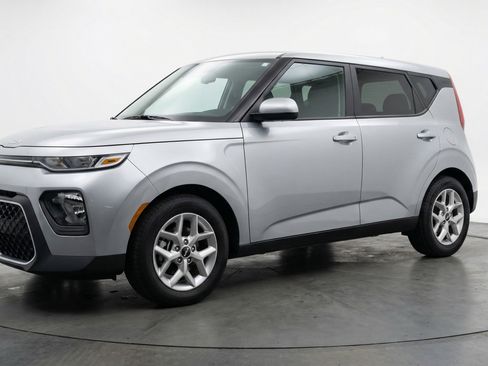Used 2025 Kia Soul LX w/ LX Technology Package FWD image 3