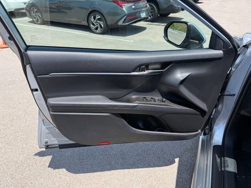 Used 2022 Toyota Camry SE FWD image 6