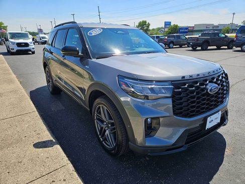 Used 2025 Ford Explorer ST-Line w/ ST-Line Street Pack AWD/4WD image 4
