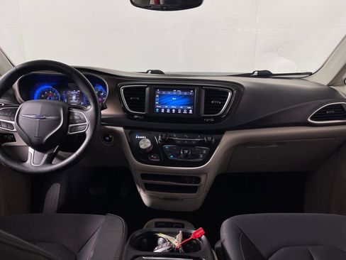 Used 2019 Chrysler Pacifica Touring Plus image 14