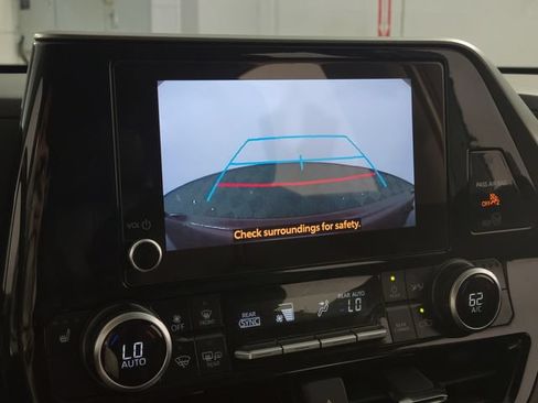 Used 2025 Toyota Highlander XLE FWD image 24
