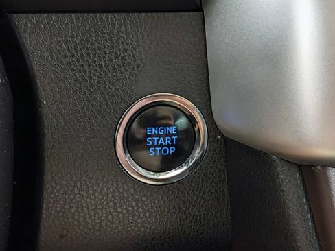 Used 2019 Toyota Highlander XLE AWD/4WD image 23