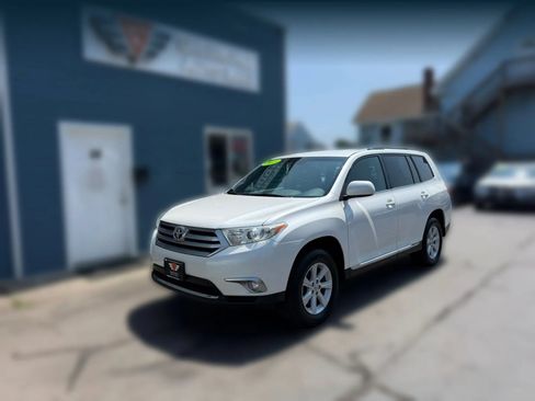 Used 2013 Toyota Highlander Plus AWD/4WD image 4