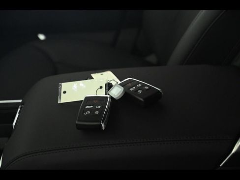 Used 2025 Land Rover Range Rover Long Wheelbase SE image 22