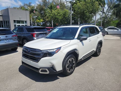 Used 2025 Subaru Forester Premium AWD/4WD image 3