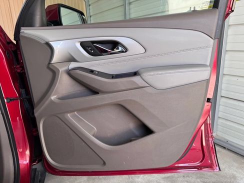 Used 2020 Chevrolet Traverse LT FWD image 21