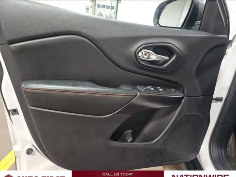 Used 2020 Jeep Cherokee Trailhawk image 14