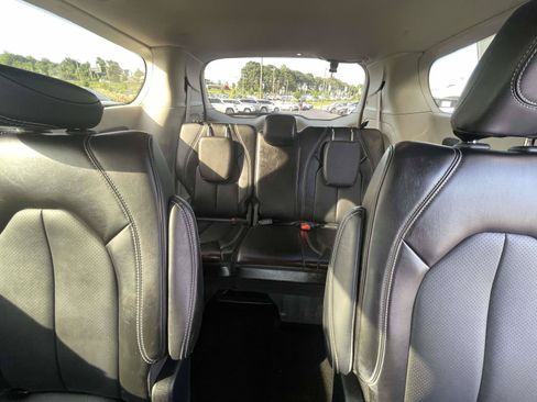 Used 2024 Chrysler Pacifica Touring-L FWD image 12