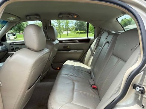 Used 2006 Lincoln Town Car Signature Limited RWD image 15