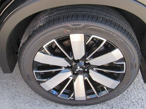 New 2025 Mitsubishi Outlander SE image 8