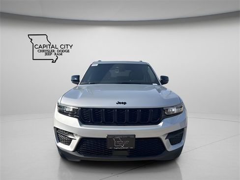 New 2025 Jeep Grand Cherokee Altitude image 3