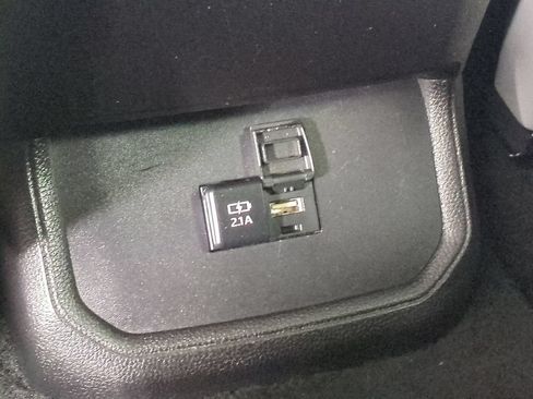 Used 2021 Toyota Highlander XLE FWD image 18