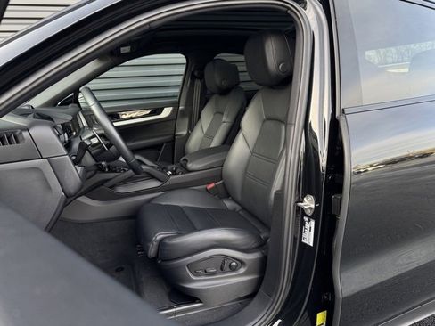 Certified 2025 Porsche Cayenne Coupe image 5