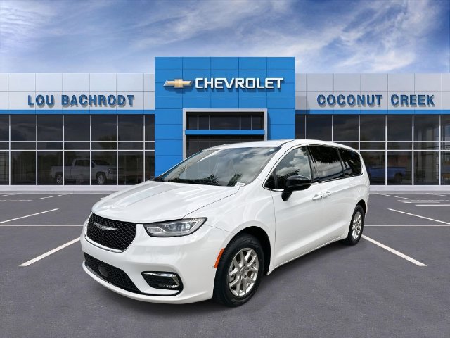 Used 2024 Chrysler Pacifica Touring FWD image 4
