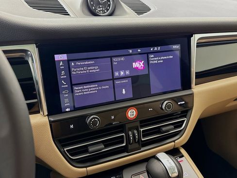 Certified 2025 Porsche Macan image 18