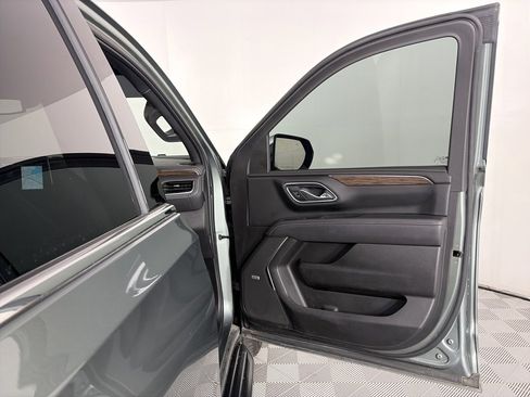 Used 2023 Chevrolet Suburban Premier image 31
