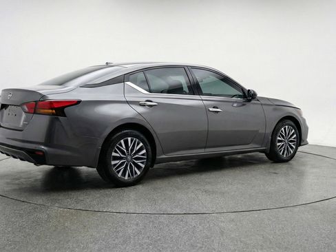 Used 2025 Nissan Altima 2.5 SV image 9