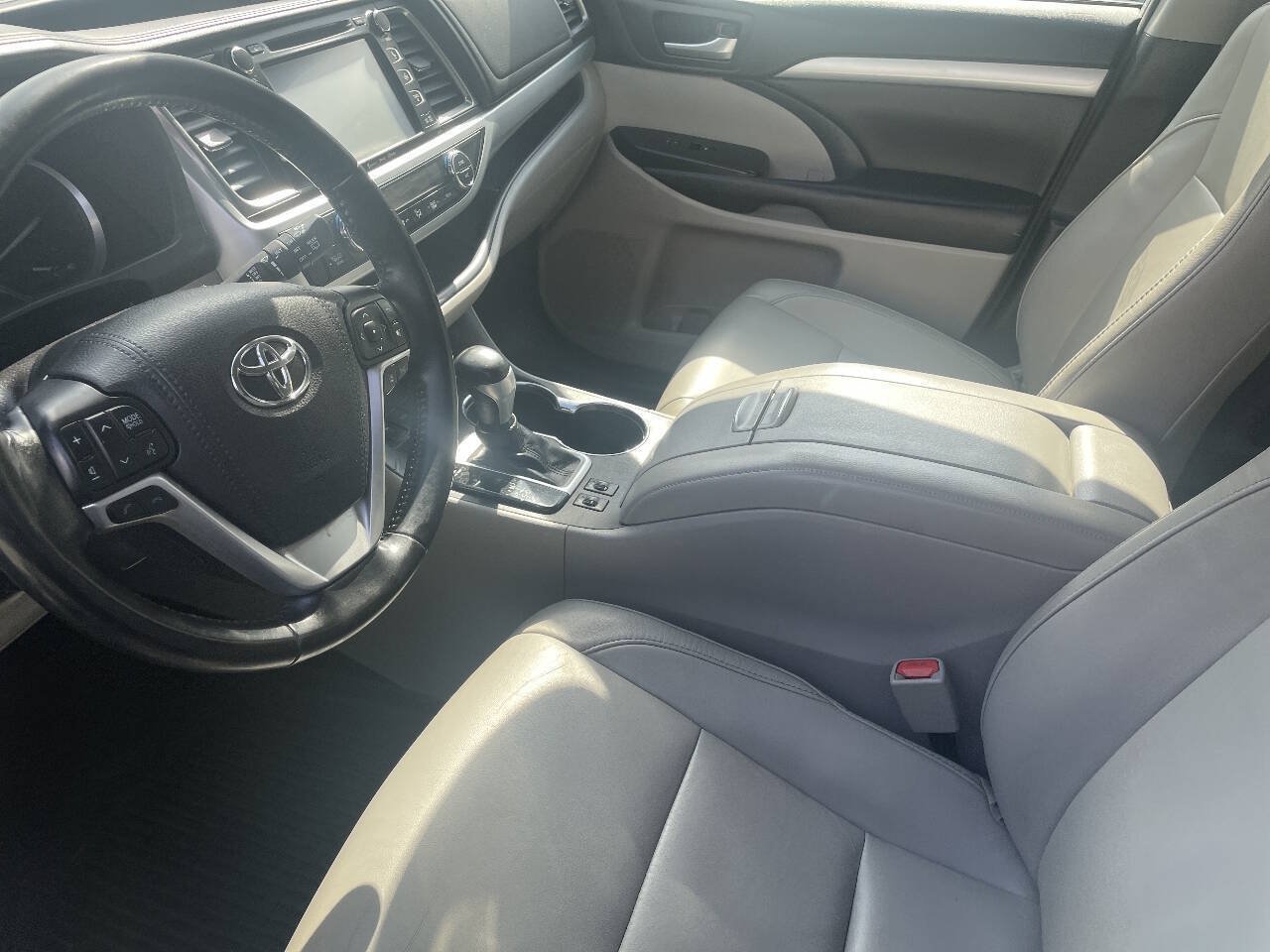 Used 2018 Toyota Highlander XLE AWD/4WD image 5