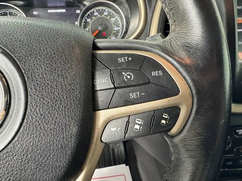 Used 2015 Jeep Cherokee Limited w/ Luxury Group AWD/4WD image 16