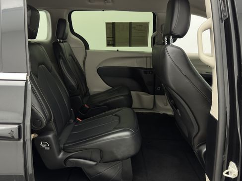 Used 2023 Chrysler Pacifica Touring-L FWD image 34