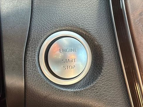 Used 2019 Mercedes-Benz GLC 300 4MATIC image 17