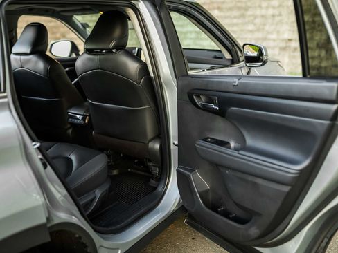 Certified 2025 Toyota Highlander XLE image 18