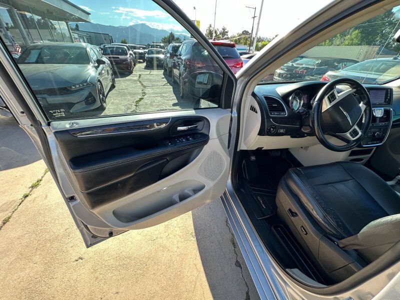 Used 2014 Chrysler Town & Country Touring FWD image 11