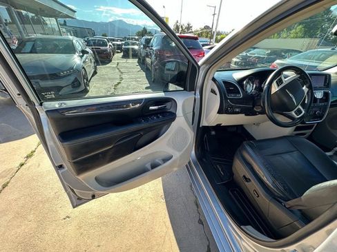 Used 2014 Chrysler Town & Country Touring FWD image 11