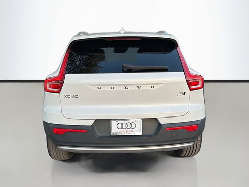 Used 2022 Volvo XC40 T5 Momentum image 4