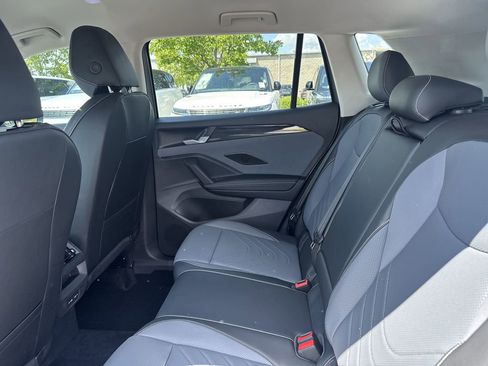 New 2025 Volkswagen Tiguan SE image 12