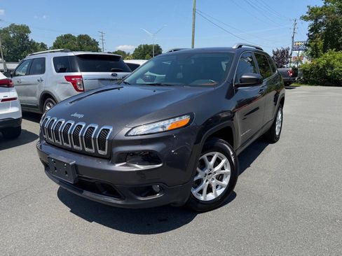 Used 2017 Jeep Cherokee Latitude w/ Cold Weather Group AWD/4WD image 1
