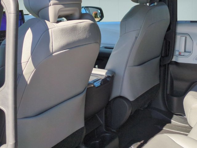Used 2026 Toyota Sienna XLE FWD image 28
