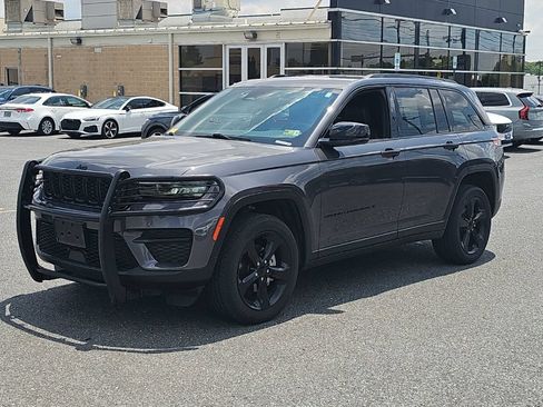 Used 2023 Jeep Grand Cherokee Altitude AWD/4WD image 16