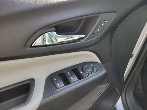 Used 2022 Chevrolet Equinox LS FWD image 19