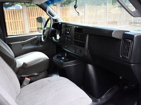 Used 2017 GMC Savana 4500 image 31