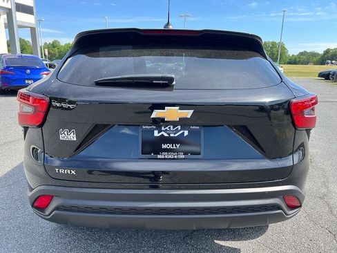 Used 2024 Chevrolet Trax LS FWD image 4