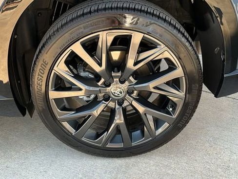 Used 2025 Toyota Crown Signia image 22