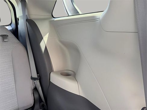 Used 2021 Toyota Sienna LE FWD image 31