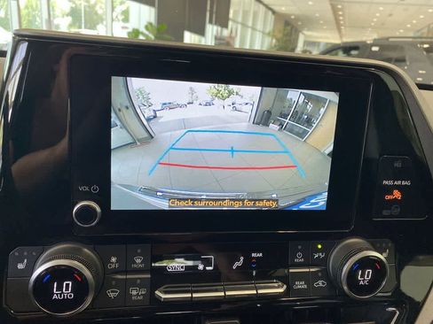 Used 2023 Toyota Highlander XLE AWD/4WD image 20