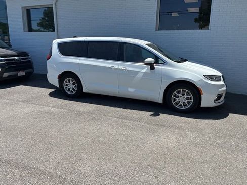 Used 2023 Chrysler Pacifica Touring-L FWD image 13