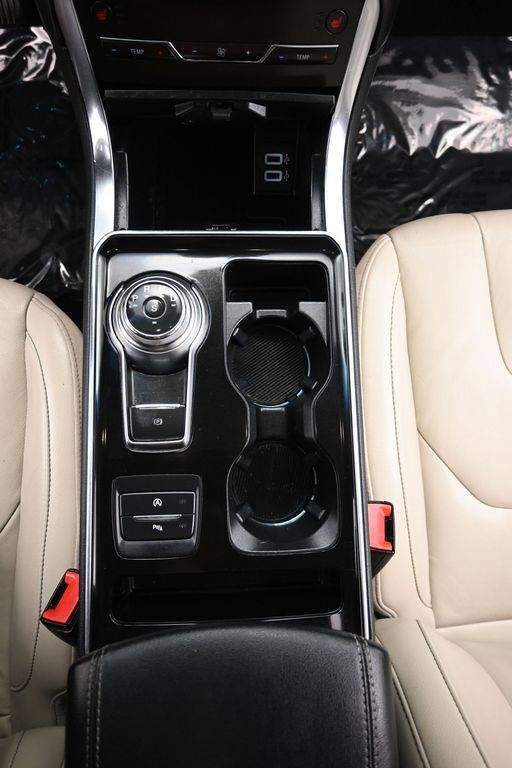 Used 2020 Ford Edge Titanium AWD/4WD image 16