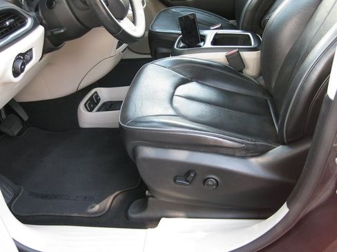 Used 2018 Chrysler Pacifica Limited FWD image 24