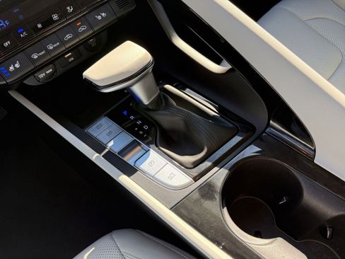 Used 2025 Hyundai Elantra Limited image 42