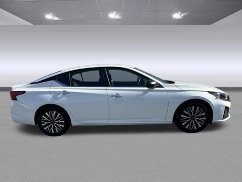 Used 2025 Nissan Altima 2.5 SV image 2