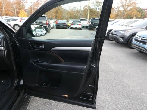 Used 2019 Toyota Highlander XLE image 27