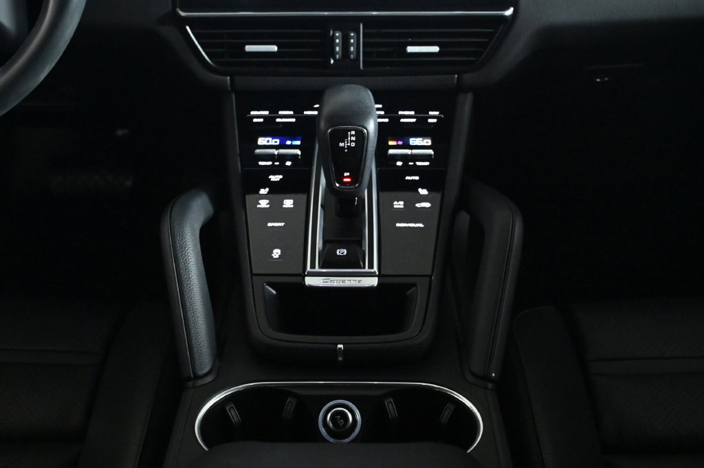 Used 2023 Porsche Cayenne w/ Premium Package AWD/4WD image 15