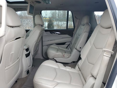 Used 2015 Cadillac Escalade Luxury image 31