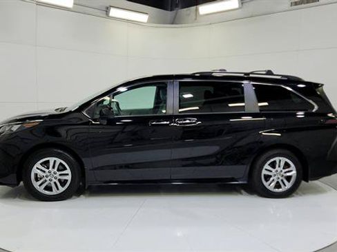 Used 2025 Toyota Sienna XLE w/ XLE Plus Package AWD/4WD image 5